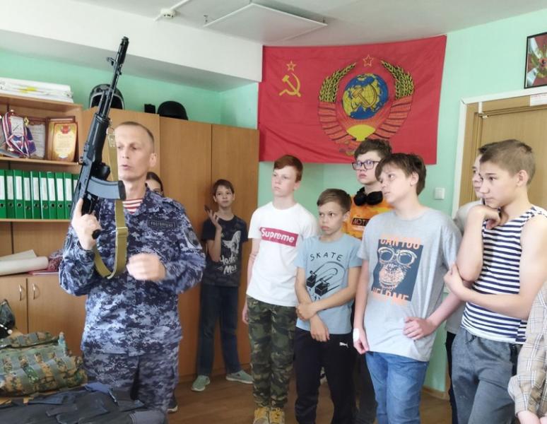 В Кирове росгвардейцы провели для школьников "День открытых дверей"
