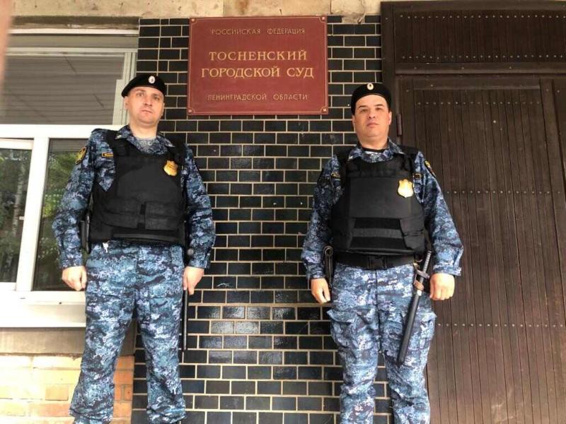 Судебные приставы оказали первую медицинскую помощь в суде