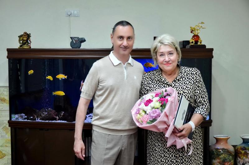 Депутат ЗСК Виктор Тепляков наградил сразу трёх сочинцев грамотами краевого парламента