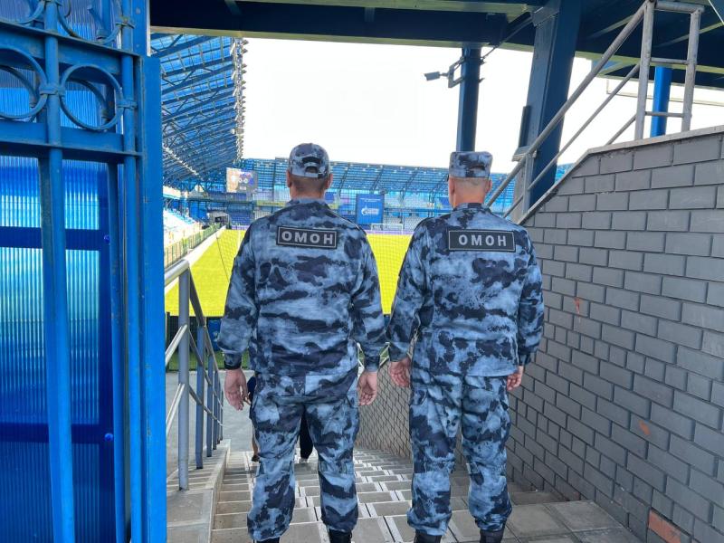 Сотрудники Росгвардии приняли участие в обеспечении безопасности футбольного матча в Оренбурге