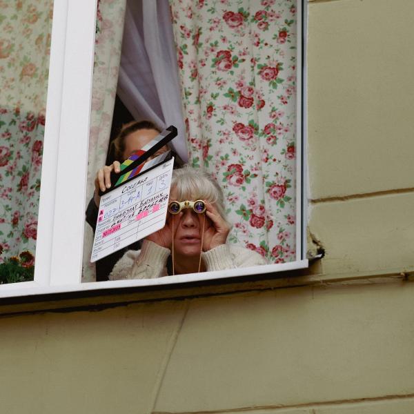 Завершились съемки комедийного сериала «Соседка» с Юлией Хлыниной, Егором Корешковым и Алексеем Чадовым