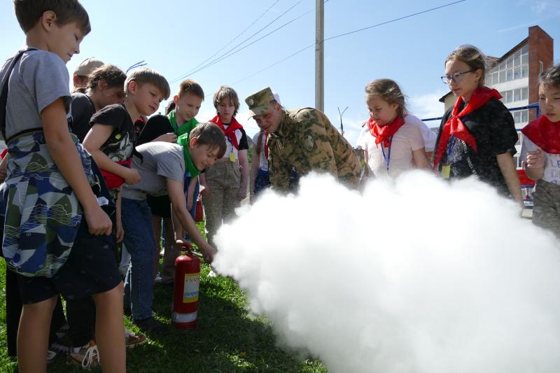Участники детской школьной площадки в Иркутске провели один день летних каникул вместе с росгвардейцами
