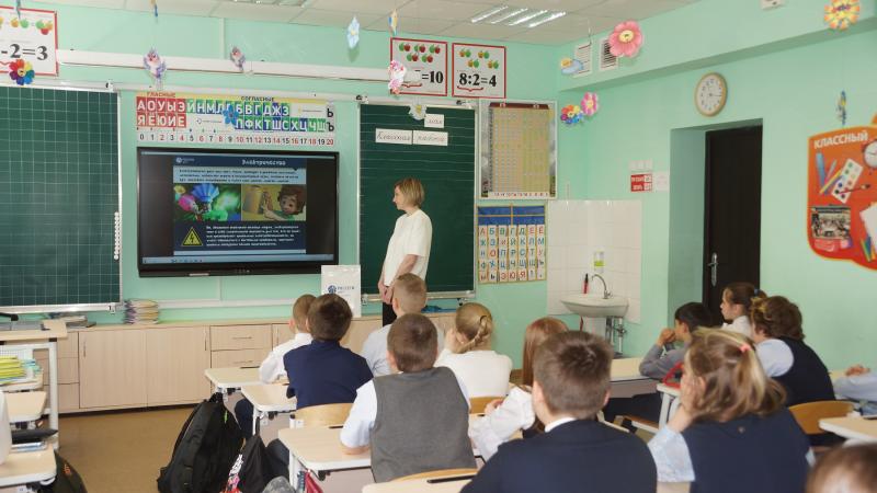 В преддверии летних каникул специалисты «Липецкэнерго» напомнили детям о правилах электробезопасности