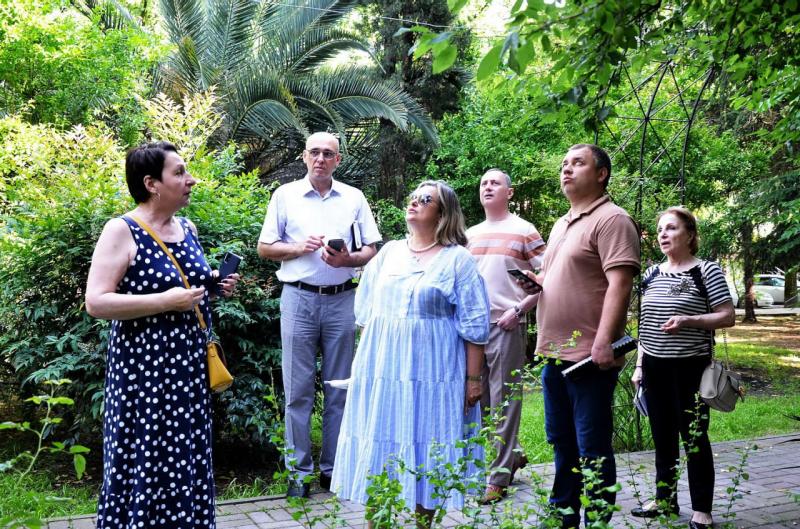 Депутат ЗСК Виктор Тепляков провёл выездное совещание на улице Роз