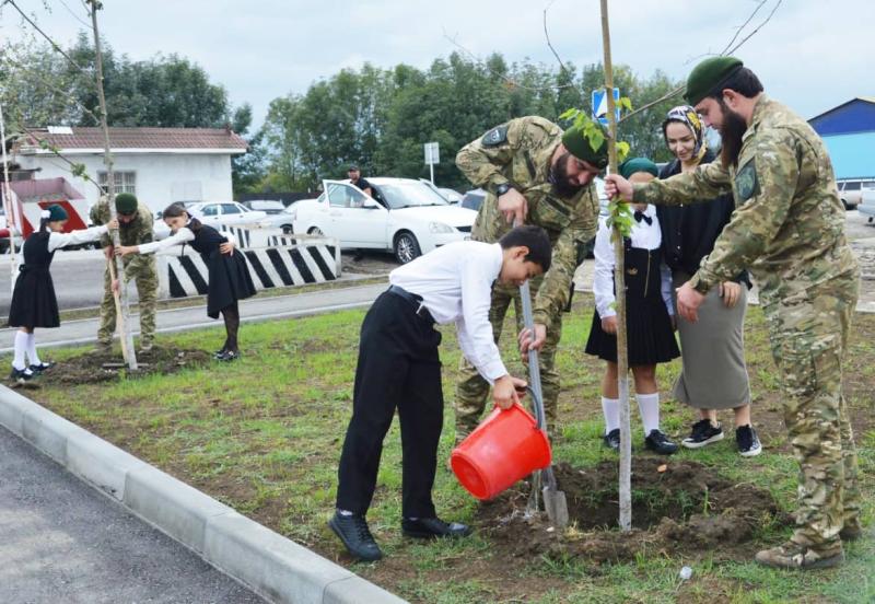 Акцию «Сад памяти» поддержали военнослужащие Росгвардии в Урус-Мартане