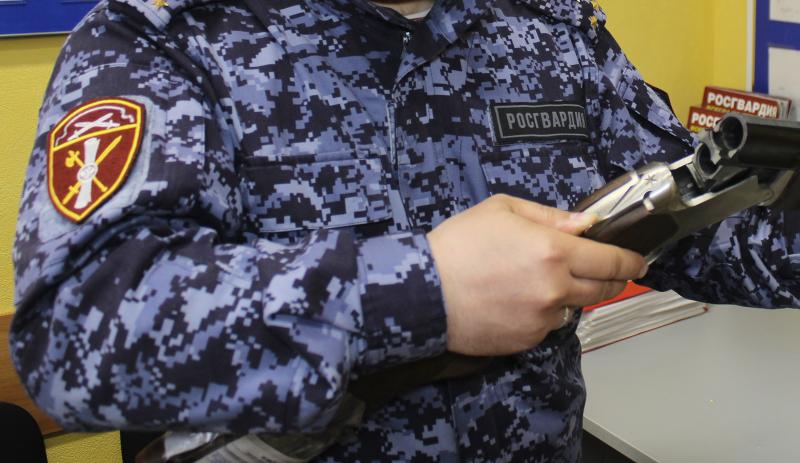 Охотничье ружье 16-го калибра сдала сотрудникам Росгвардии жительница Ливен