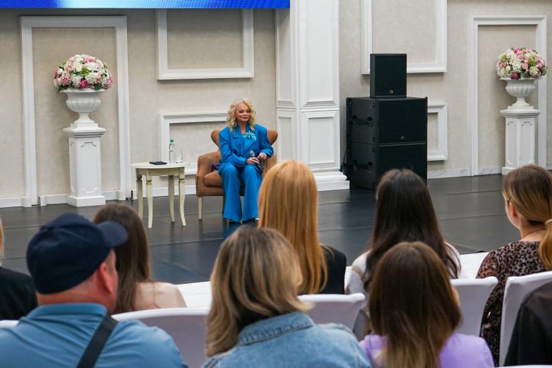 Народная артистка Лариса Долина присоединилась к акции «Поделись своим знанием» и провела творческую встречу с молодыми музыкантами Сахалина