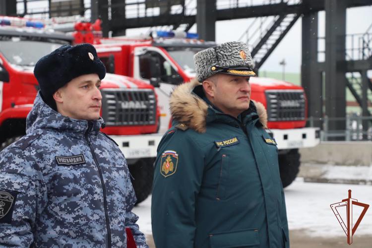 Глава МЧС России Александр Куренков наградил росгвардейцев за спасение ребенка на пожаре в Твери