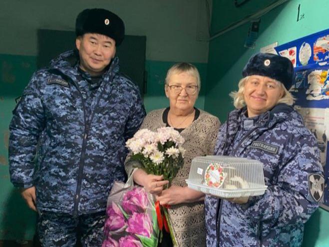 В Иркутске сотрудники Росгвардии поздравили с Днём матери семьи погибших коллег