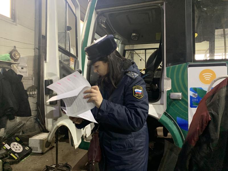 Судебные приставы арестовали автобусы предпринимателя-должника