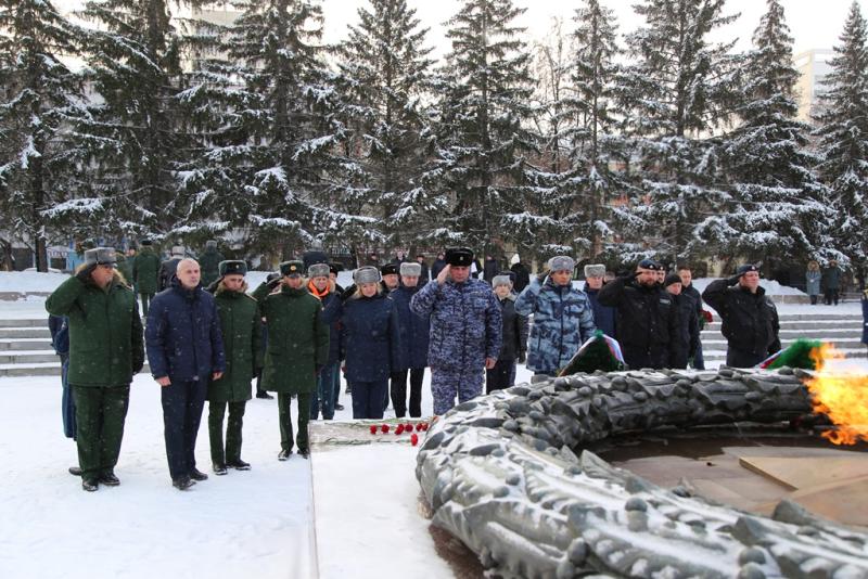 В Челябинске в День Неизвестного солдата росгвардейцы возложили цветы к Вечному огню