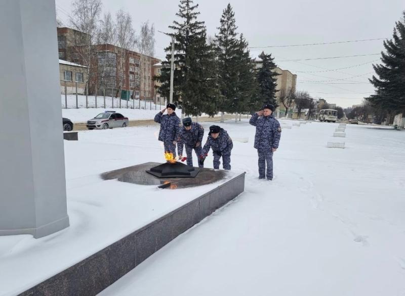 В Рузаевке росгвардейцы возложили цветы к памятнику павшим войнам