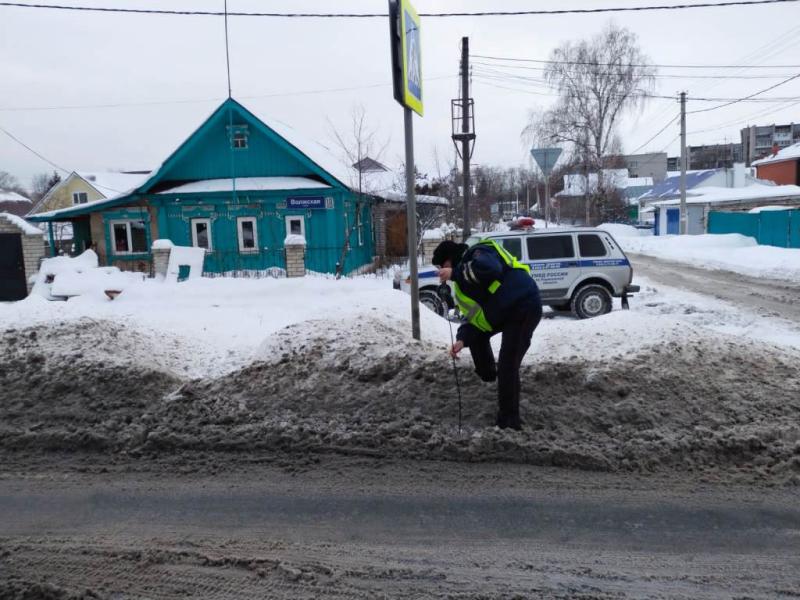 Сотрудники Госавтоинспекции проводят проверки содержания дорог в зимний период времени