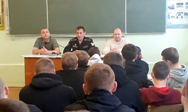 Офицер Росгвардии провел урок мужества для студентов техникума
