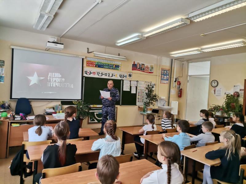 Сотрудники Росгвардии провели патриотические уроки, посвященные Дню Героев Отечества в Подмосковье