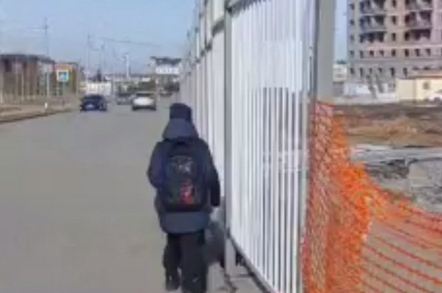 Ученики одной из школ Владикавказа вынуждены идти по проезжей части