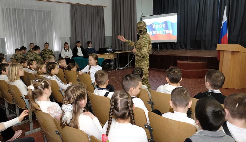 В Запорожской области офицеры Росгвардии поговорили о важном с учащейся молодежью
