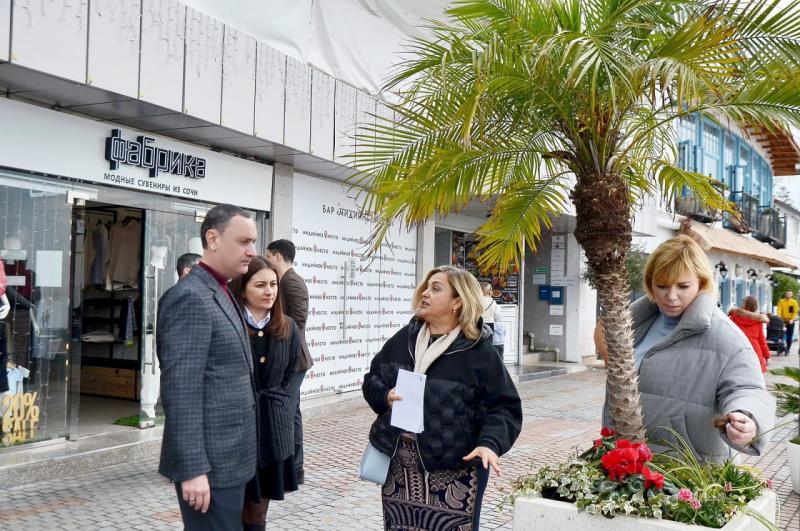 Депутат ЗСК Виктор Тепляков провёл выездное совещание по вопросам озеленения центральной набережной