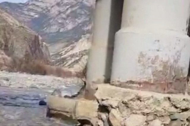 Мост в селе Унал в Осетии может рухнуть из-за разрушения основания опор