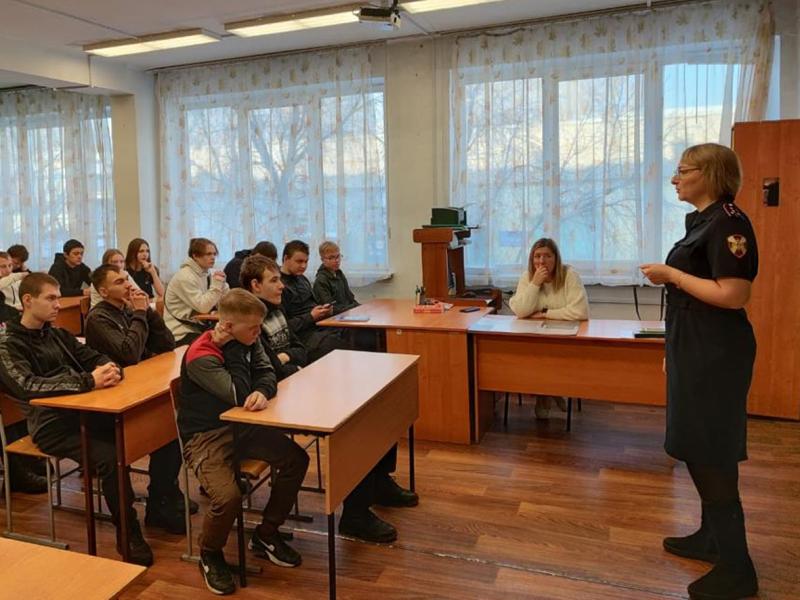 Урок профориентации провела представительница Росгвардии для будущих выпускников Полысаевского техникума
