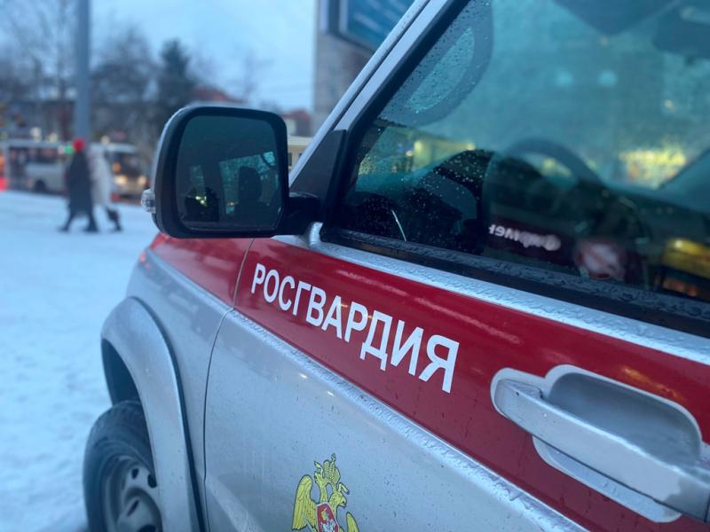В кемеровском гипермаркете сотрудники Росгвардии задержали горожанина с неоплаченным товаром