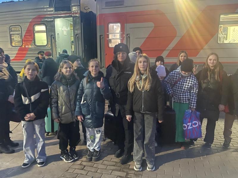 Сотрудники Белгородского ЛО МВД России на транспорте обеспечили
безопасное путешествие группе детей