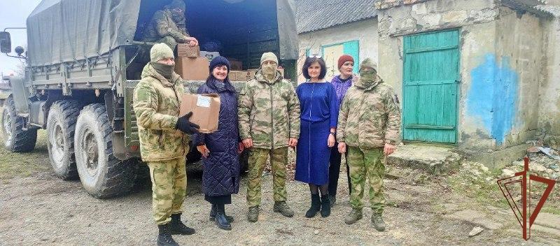 Грузовик с продуктами привезли росгвардейцы школьникам в ДНР