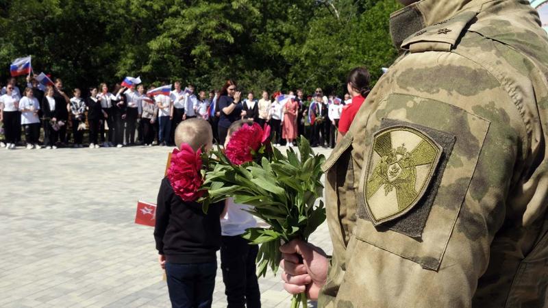 Росгвардейцы и школьники возложили цветы к памятнику героям войны в Херсонской области