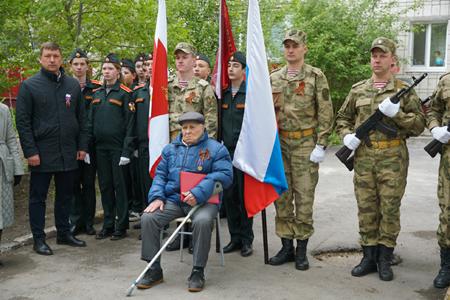 Ульяновские росгвардейцы прошли торжественным маршем перед домом ветерана Великой Отечественной войны