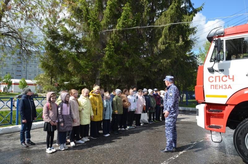 В Пензе сотрудники Росгвардии организовали для школьников экскурсию в пожарно-спасательную часть МЧС России
