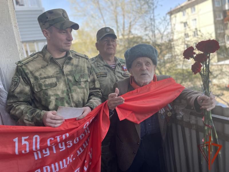 «Парад у дома ветерана» провели росгвардейцы в Ангарске