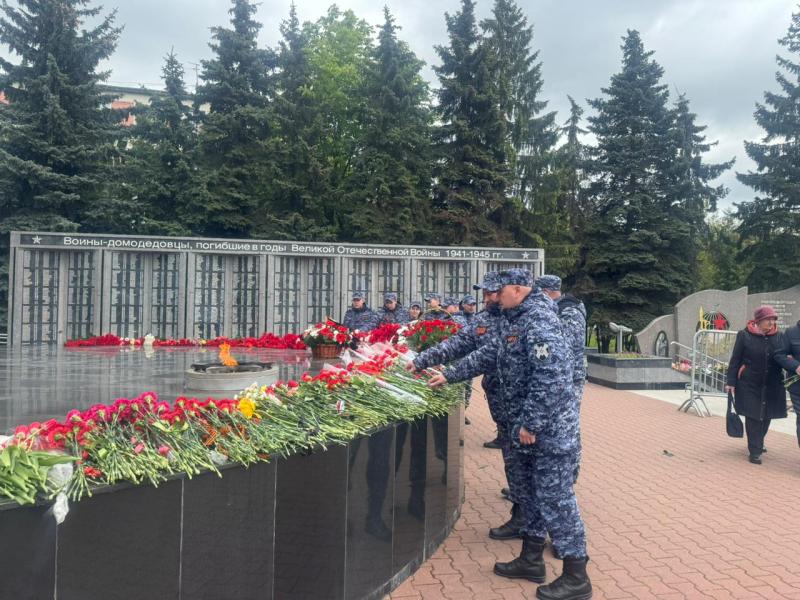 В Подмосковье росгвардейцы почтили память Героев Великой Отечественной войны и возложили цветы к мемориальным комплексам региона.