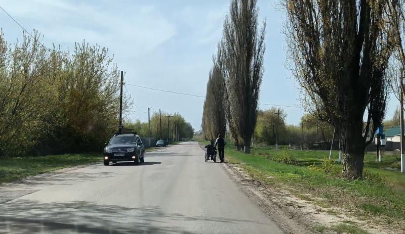 Гибнут под колесами: в городе Эртиль жители двух протяженных улиц несколько лет не могут добиться обустройства тротуаров