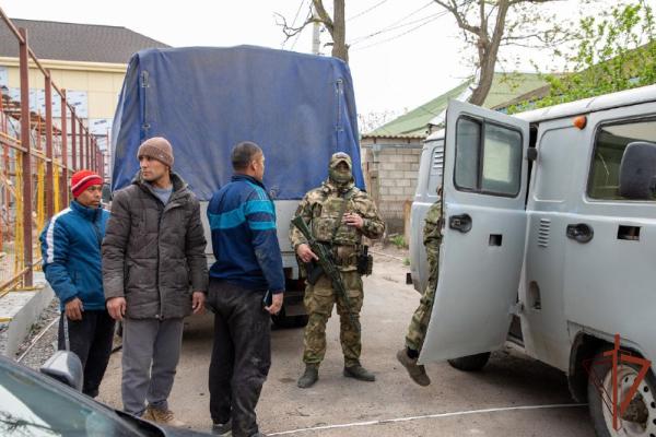 Спецназовцы Росгвардии и сотрудники военной контрразведки задержали нарушителей миграционного законодательства в ДНР