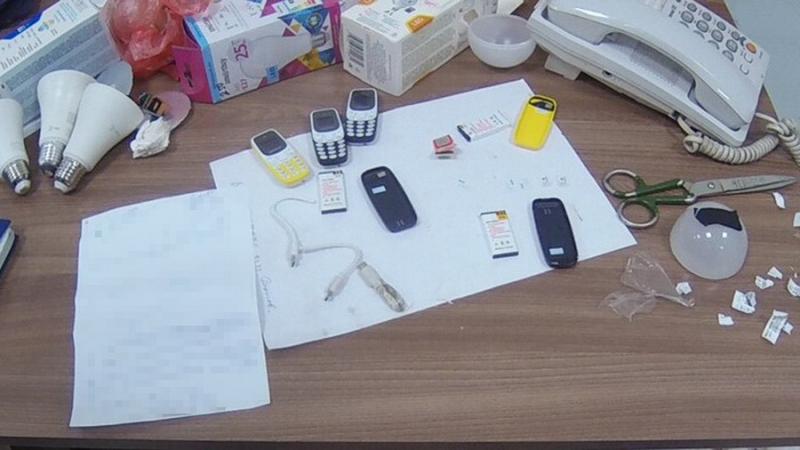 В СИЗО Новосибирска пытались передать телефоны, спрятанные в лампочках