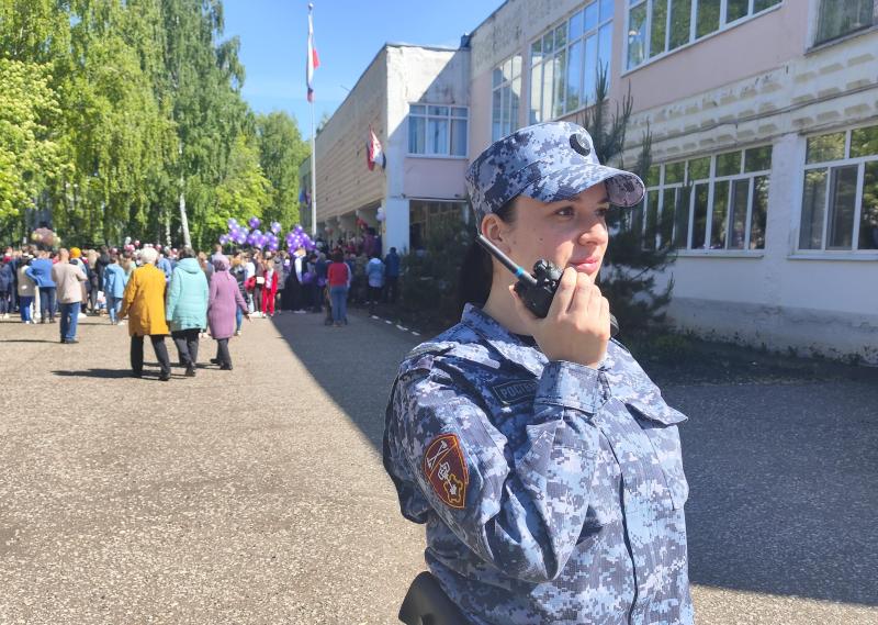 В Мордовии росгвардейцы приняли участие в обеспечении общественного порядка школьного праздника «Последний звонок»