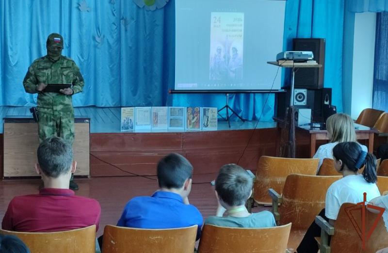 В День славянской письменности и культуры росгвардейцы рассказали школьникам Запорожья об истории праздника