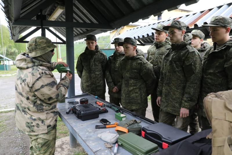 Спецназовцы Росгвардии провели военные сборы для кемеровских кадетов