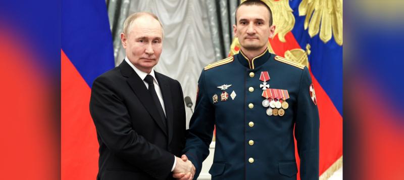 Президент России Владимир Путин вручил государственную награду офицеру Росгвардии