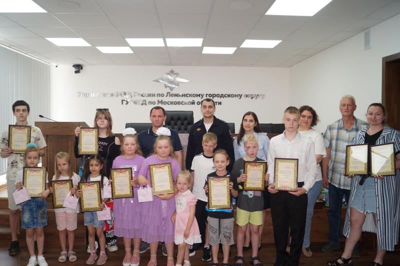 Свыше 30 детей из Ленинского округа наградили сотрудники полиции