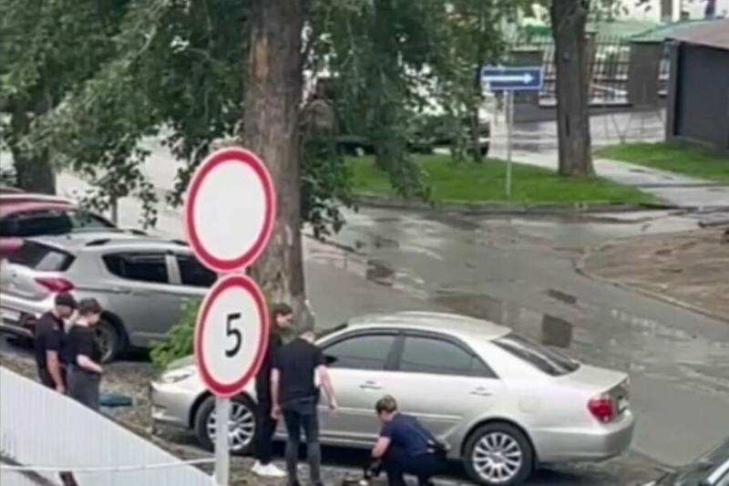 Тела двух человек нашли в припаркованной машине в Новосибирске