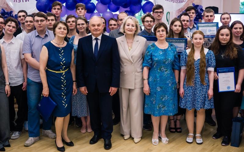 Лучшие не только в ЛЭТИ, но и в стране: в Первом электротехническом наградили победителей конкурсов «Студент года ЛЭТИ» и «Колыбель электротехники»