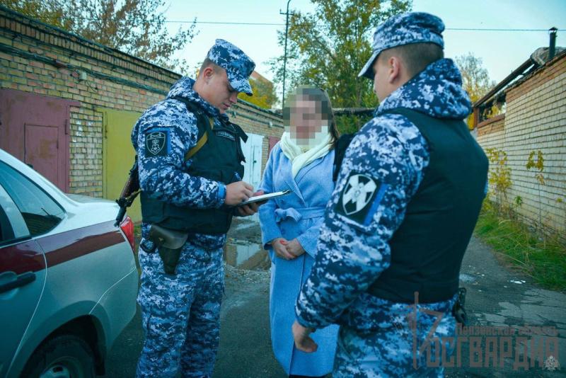 В ПЕНЗЕ РОСГВАРДЕЙЦЫ ЗАДЕРЖАЛИ ДЕВУШКУ, КОТОРАЯ ПЫТАЛАСЬ ВЫНЕСТИ ОДЕЖДУ ИЗ ТЦ