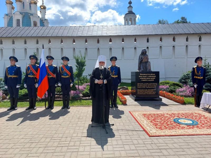 Росгвардейцы приняли участие в открытии памятника «Женам всех солдат и офицеров, ждущих своих мужей с боевого задания»