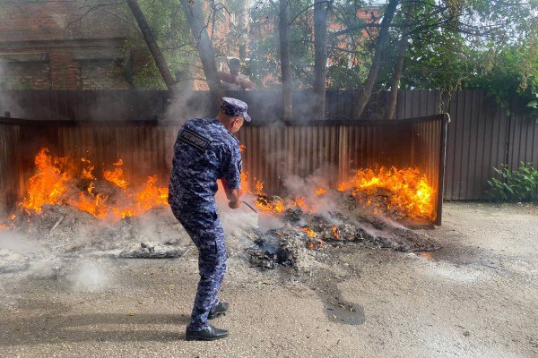 В Егорьевске сотрудники Росгвардии предотвратили распространение огня возле жилого дома