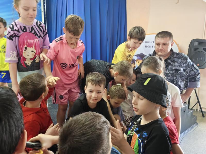 Сотрудники Пушкинского ОВО провели урок Мужества на базе дневного лагеря