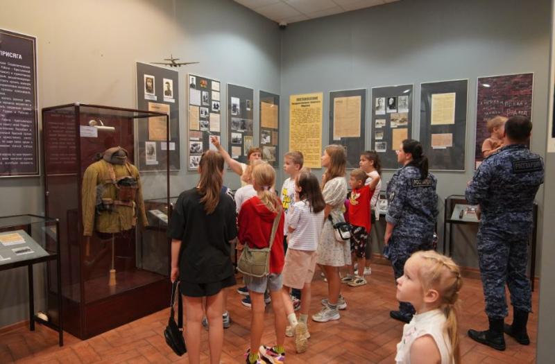 Столичные росгвардейцы вместе с детьми посетили военно-исторический музей