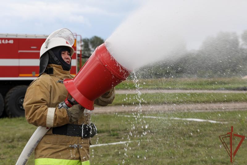 Военнослужащие Уральского округа Росгвардии отработали действия по противопожарной защите аэродрома