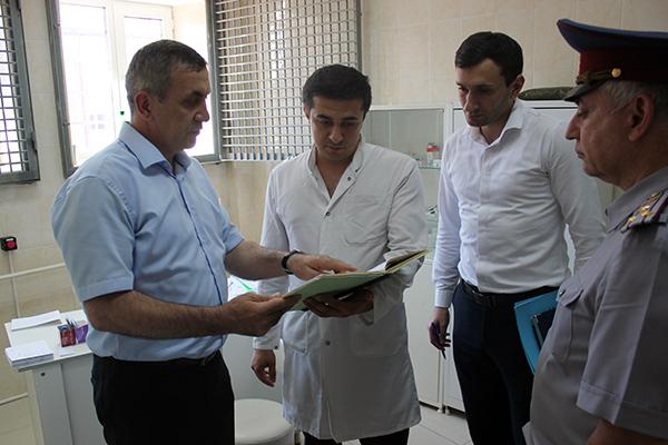 Уполномоченный по правам человека в Республике Дагестан Запир Алхасов посетил следственный изолятор № 1