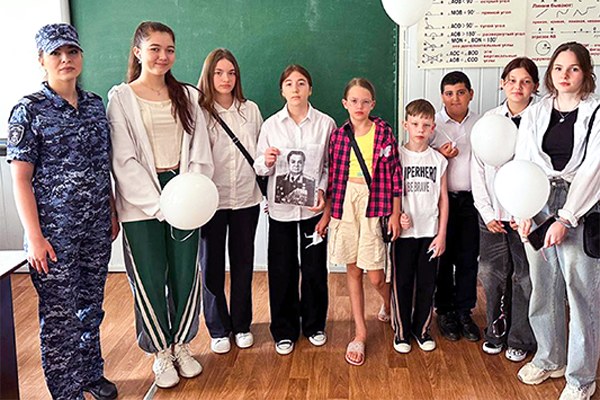 На Ставрополье росгвардейцы рассказали школьникам о легендарном военачальнике генерале армии Иване Яковлеве